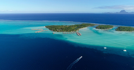 Plakat Water bungalows resort at islands, french polynesia in aerial view