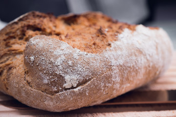Frisches und knuspriges Sauerteigbrot auf Holzbrett 