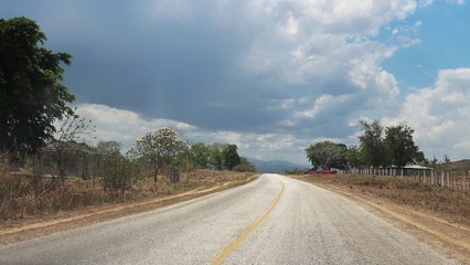 Naklejka premium Landstraße - Straße auf Kuba