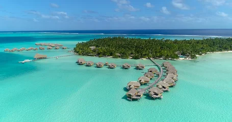 Keuken foto achterwand Bora Bora, Frans Polynesië Waterbungalows resort op eilanden, Frans-Polynesië in luchtfoto