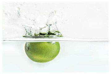 The lime drop into the water causing the splash