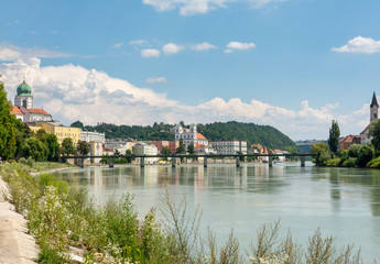 Fototapeta na wymiar Riverside at the river Inn in Passau