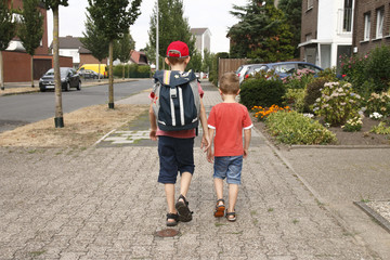 kinder auf dem schulweg