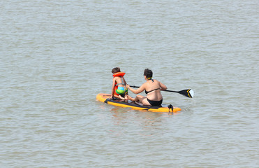 Femme et enfant sur un paddle-1