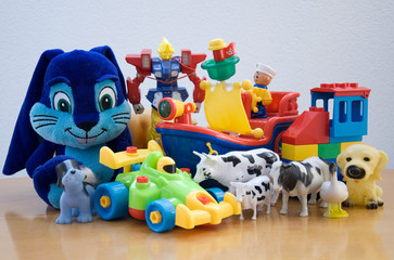 Obraz premium różnorodność zabawek pluszowych i plastikowych