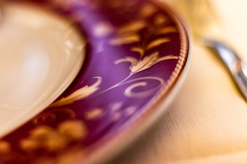 Teller mit Goldbesatz in floralen Mustern