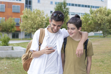 Naklejka premium young friends with outdoor mobile phone
