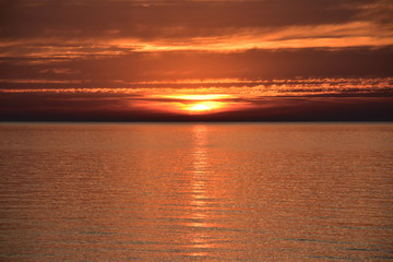 Untergegangene Sonne im Meer vor Insel Hiddensee