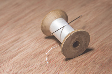 antiguo carrete de hilo blanco para coser