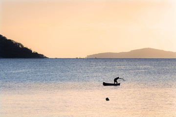 Obraz premium Fisherman of Malawi lake at sunset
