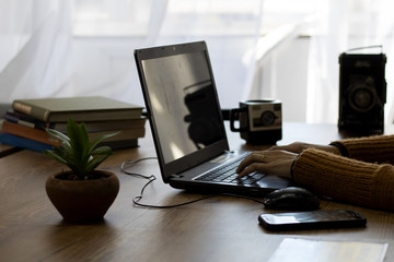 Mesa de escritório com computador