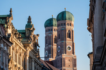 Frauenkirche München (Dom zu unserer lieben Frau) bei Sonnenuntergang / Abendsonne - obrazy, fototapety, plakaty
