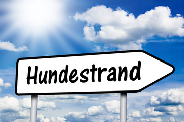 Schild mit Wegweiser und Hundestrand
