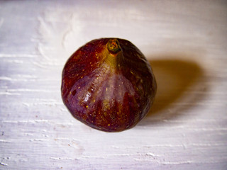 ripe figs on wood surface