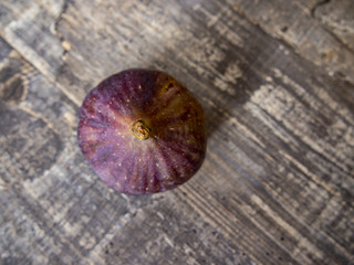 ripe figs on wood surface