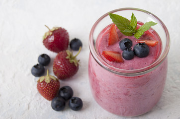 Smoothies with blueberries and strawberries with yogurt