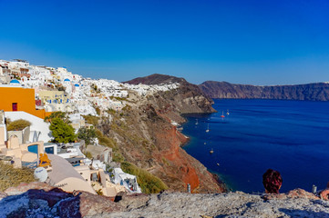 Obraz premium Looking down to the sea on Santorini
