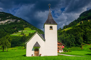Fototapeta na wymiar Kapelle in den Alpen im Engelbergertal, Nidwalden, Schweiz