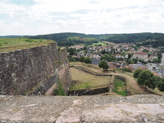Fototapeta na wymiar Zitadelle von Bitsch - Citadelle de Bitche – gelegen auf einem Hügel über der Stadt Bitsch 