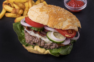 Hamburger mit Pommes frites auf Schiefer