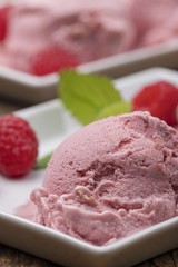 Pflaumeneis mit Himbeeren