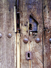 puerta de madera vieja y antigua con cerraduras de hierro oxidado