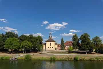 Fototapeta na wymiar Die Pfarrkirche St. Alban in Offenau vom Neckar aus gesehen
