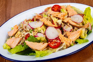 Salad with salmon and reddish