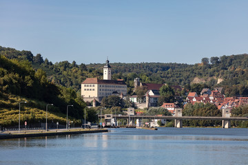 Schloss Horneck mit der Schleuse Gundelseim im Vordergrund
