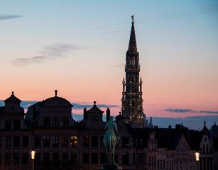 Naklejka premium Pink and blue sunset in Brussels, Belgium, over the Grand-Place