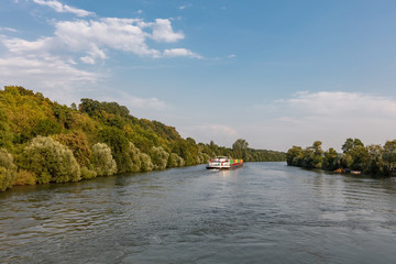 Fototapeta na wymiar Frachtschiff auf dem Neckar bei Bad Rappenau Heinsheim