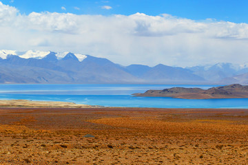 Fototapeta na wymiar Pamir. Tajikistan. Mountain landscape. Lake Karakul.