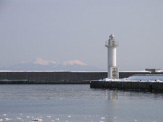 冬の灯台と国後島