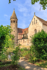 Fototapeta premium Innenhof des Klosters Lorch mit Kirche und Turm