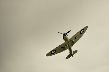 Spitfire doing a manoeuvre - obrazy, fototapety, plakaty