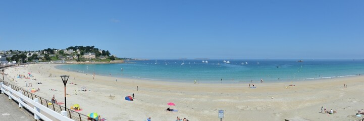 Fototapeta na wymiar Photo panoramique de la plage Trestraou à Perros-Guirec en Bretagne