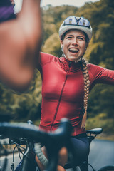 Radsport cycling bike Fahrradfahrer im Helm Rennrad trikot Sport Girl Frau