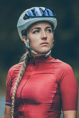 Radsport cycling bike Fahrradfahrer im Helm Rennrad trikot Sport Girl Frau