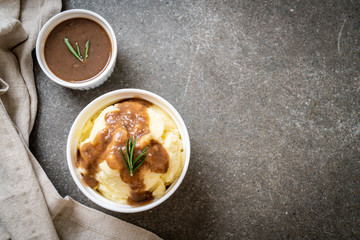 mashed potatoes with gravy sauce