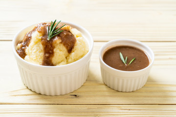 mashed potatoes with gravy sauce