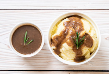 mashed potatoes with gravy sauce