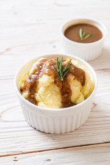 mashed potatoes with gravy sauce