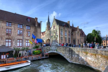 Zelfklevend Fotobehang Brugse grachten en middeleeuwse architectuur, België © Mistervlad