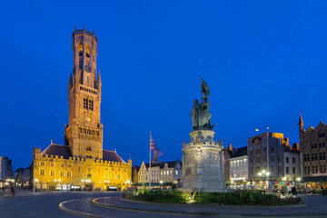 Naklejka premium Rynek i wieża Belfort w nocy, Brugia, Belgia