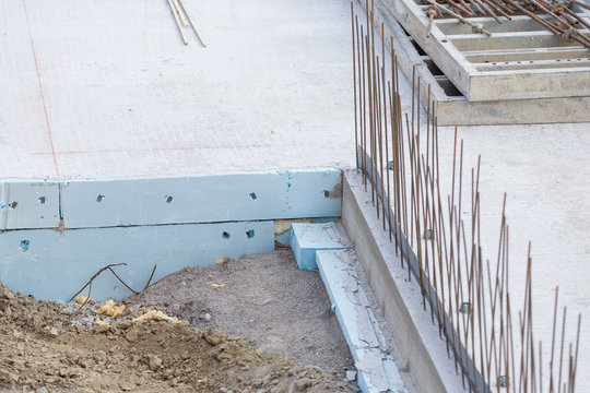 Hausfundament eines mit Bewehrungsstahl