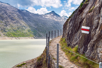 gesicherter Wanderweg am Oberaarsee, Schweiz