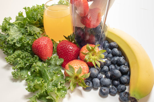 Portable Juicer Cup Strawberries, Blueberries and Fruit