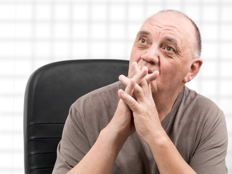 homme &acirc;g&eacute; yeux vers le ciel en jubilant