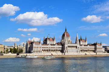 Obraz premium Hungarian Parliament Building It lies in Lajos Kossuth Square, on the bank of the Danube. It is currently the largest building in Hungary. View from the embankment