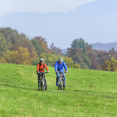 Fototapeta premium raus in die herbstliche Natur mit dem MTB